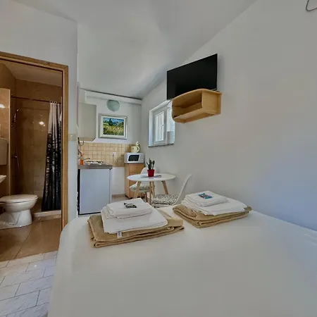 Lovely Malina Close To The Apartmán Krk Town