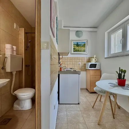 Lovely Malina Close To The Apartmán Krk Town